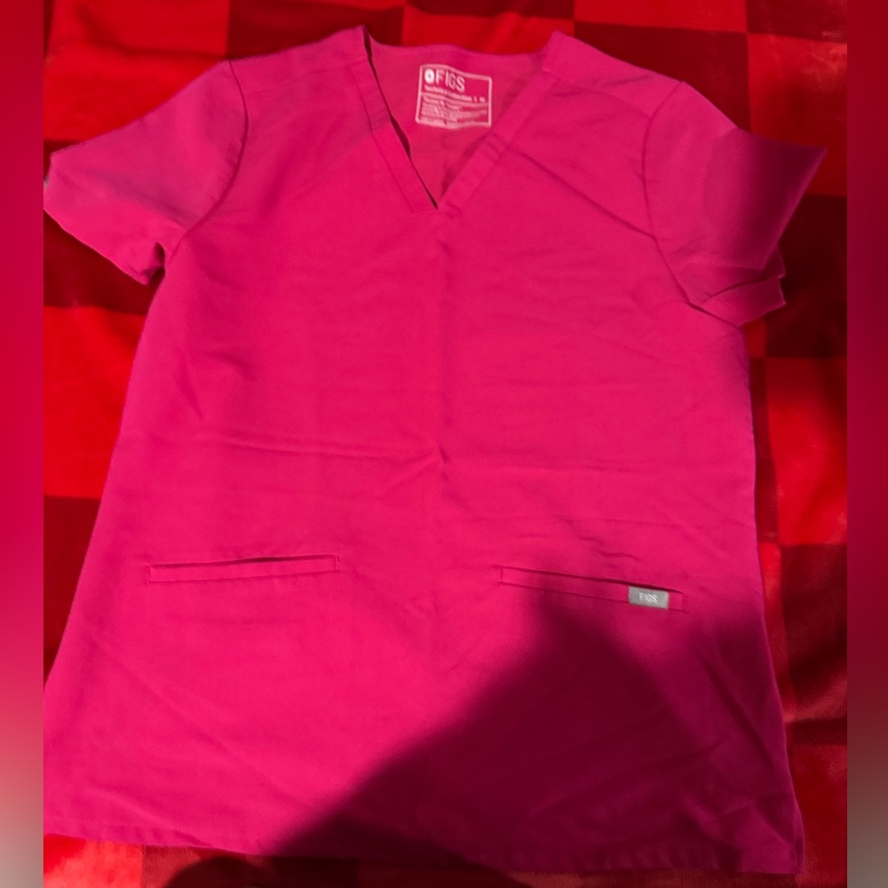 Women's Ultra Rose Casma™ - Three-Pocket Scrub Top
M - Ultra Rose - Regular